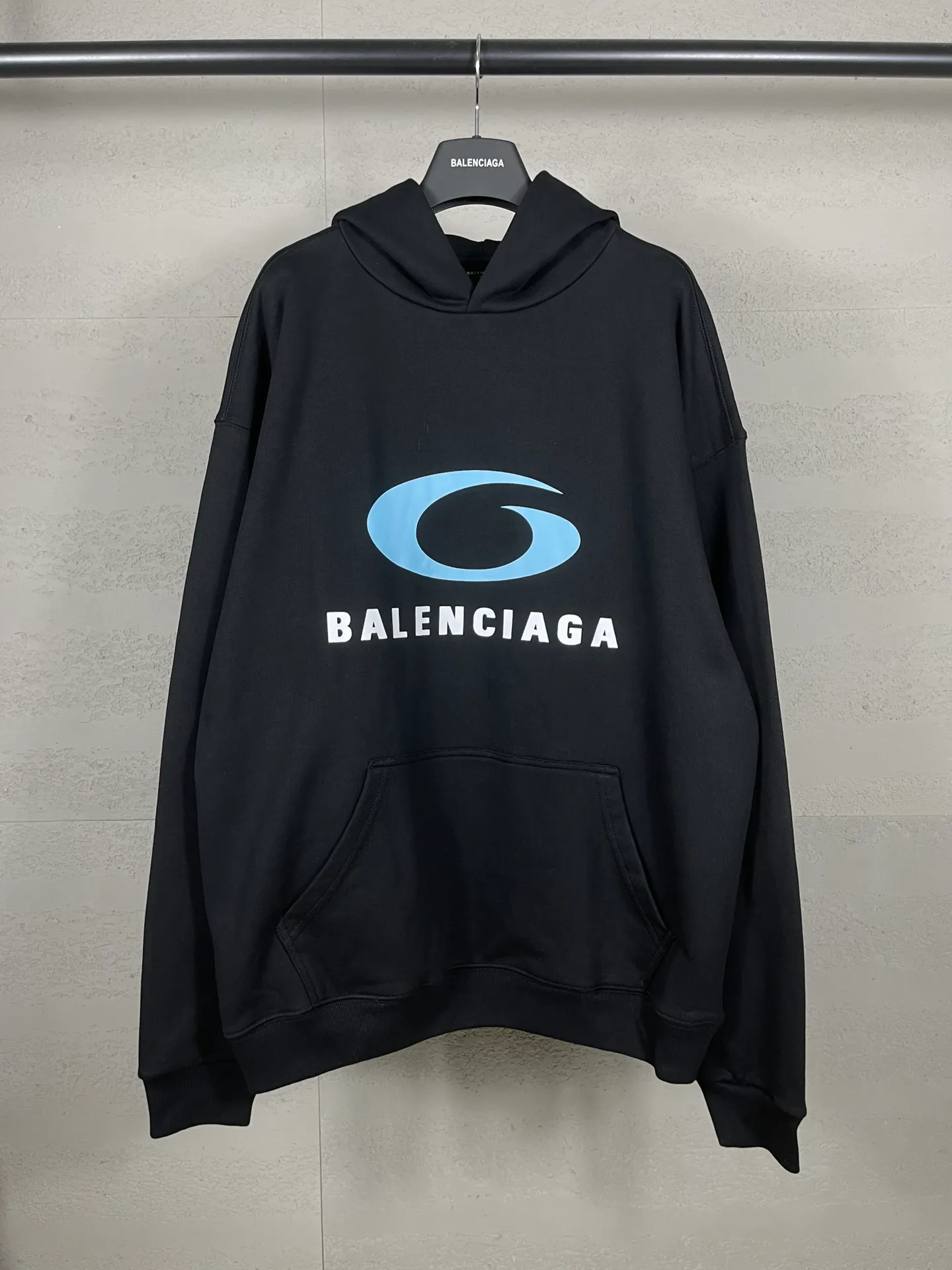 【 . Quality】BALENCI*GA/ .SS 24 New Arrival，LOOP SPORTS ICON . . Authentic ， ！ ZP 。 460 ， . ， ，。 。 . ， 。 OS . Same Style ：BL 238901 ：Black Size：XS S M L